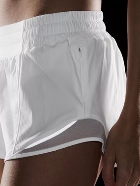Lululemon white hotty hot low lined shorts 2.5”